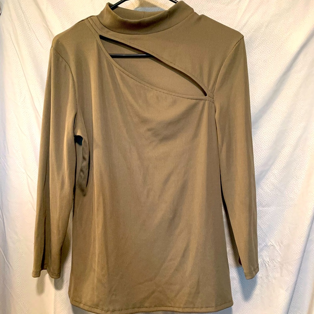 Guess top cut out chest piece